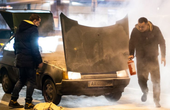 Инцидент возле столичного вокзала: на ходу загорелась легковушка, видео