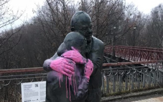 У Києві вандали познущалися над відомою скульптурою, фото