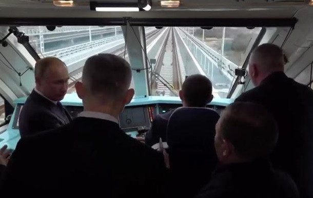 Путин проехал по незаконному Крымскому мосту: есть видео