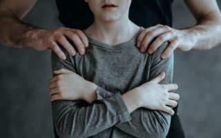 Розбещував неповнолітню: на Херсонщині правоохоронці затримали збоченця