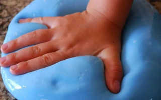 Получила химические ожоги: в Киеве девочка пострадала из-за популярной игрушки