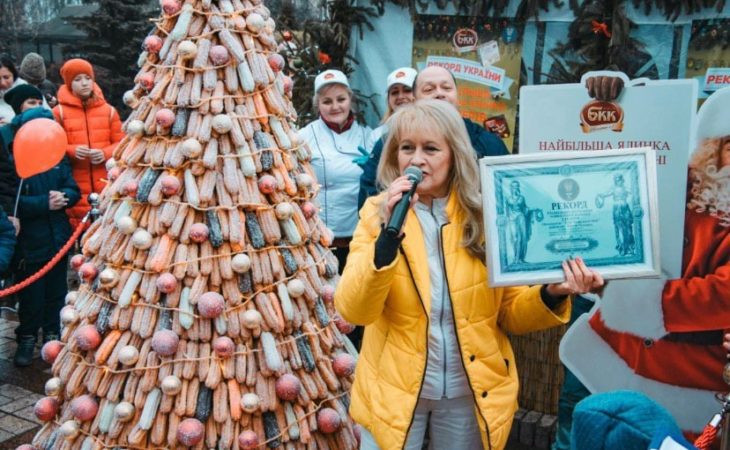 В Києві встановили найбільшу солодку ялинку: є відео