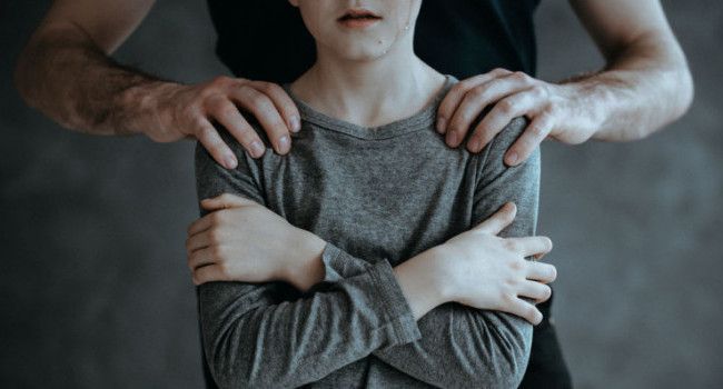 Розбещував неповнолітню: на Херсонщині правоохоронці затримали збоченця