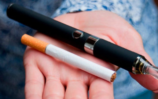 В Україні заборонять паління електронних цигарок у громадських місцях