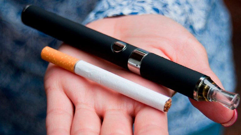 В Україні заборонять паління електронних цигарок у громадських місцях