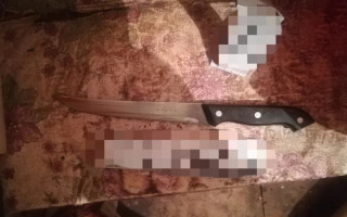 Заподозрила в измене: под Киевом девушка ударила своего парня ножом в сердце