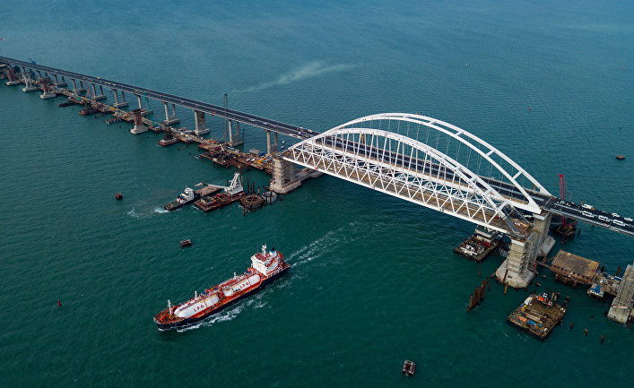 Путин открыл сообщение с Крымом: по мосту проехал первый пассажирский поезд