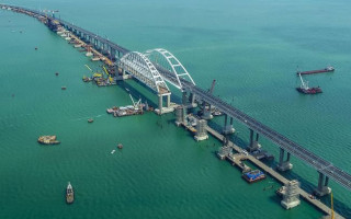 По скандальному Крымскому мосту проехал поезд: прокуратура открыла дело