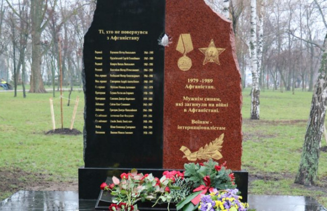 В Киеве поставили новый памятник, фото