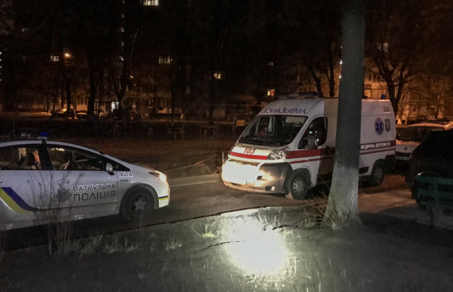В Киеве посреди улицы обнаружили раненого парня
