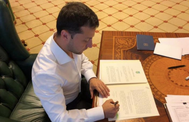 Оформлення документів для громадян, які проживають у зоні ООС: Зеленський підписав закон