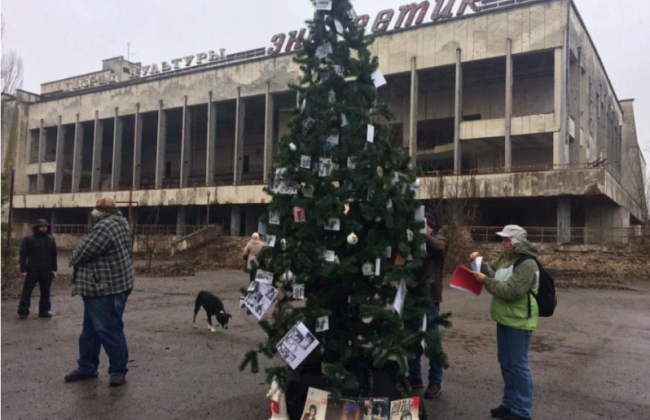 В Припяти впервые после трагедии установили елку: есть фото