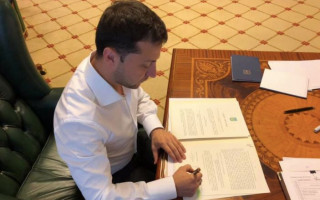 Оформлення документів для громадян, які проживають у зоні ООС: Зеленський підписав закон