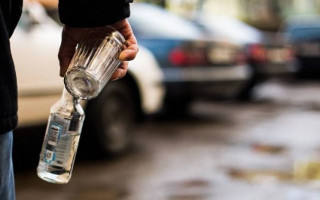 На Київщині чоловіки отруїлися алкоголем, один з них помер