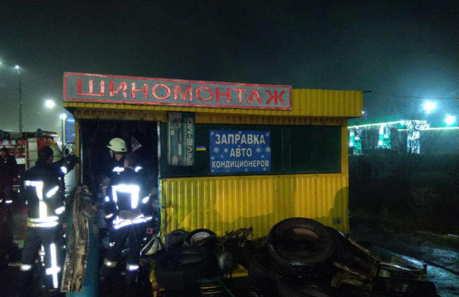 В Киеве вспыхнуло здание шиномонтажа: есть фото