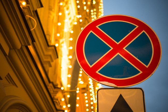 Чи поширюється дія знаку «Зупинку заборонено» на тротуар: рішення ВС