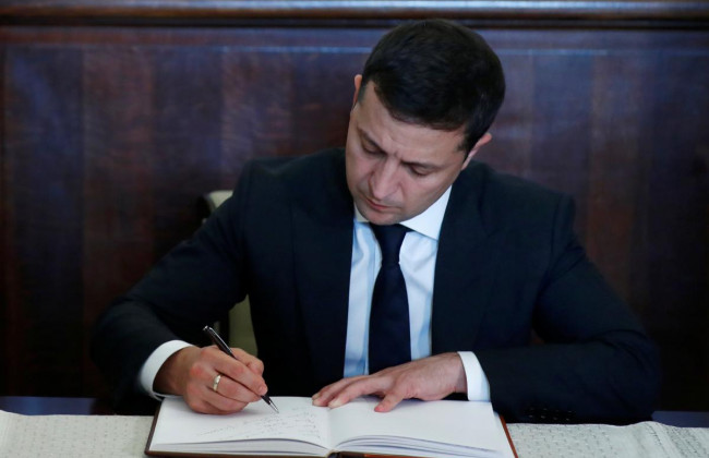 Зеленський підписав закон про врегулювання видобутку бурштину