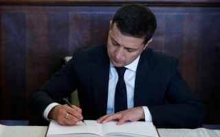 Зеленський підписав закон про врегулювання видобутку бурштину