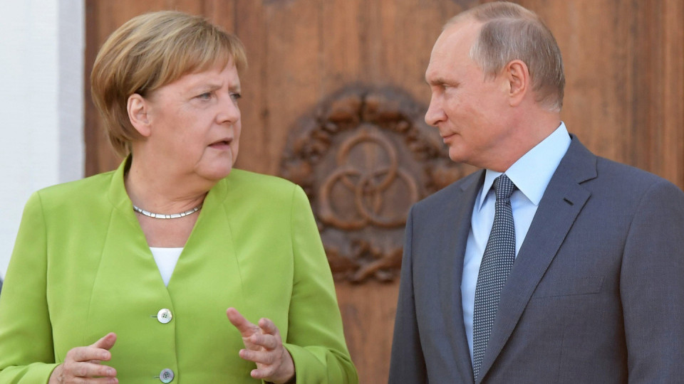 Путин обсудил по телефону с Меркель обмен пленными: что известно