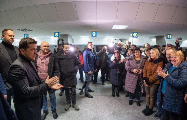 Зеленский встречает в «Борисполе» самолет с освобожденными украинцами, трансляция