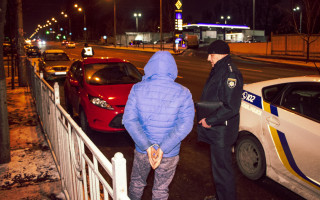 В Киеве мужчину тяжело ранили из-за парковки: подробности