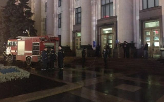 Ночью в Харькове подожгли двери в ОГА: появилось видео