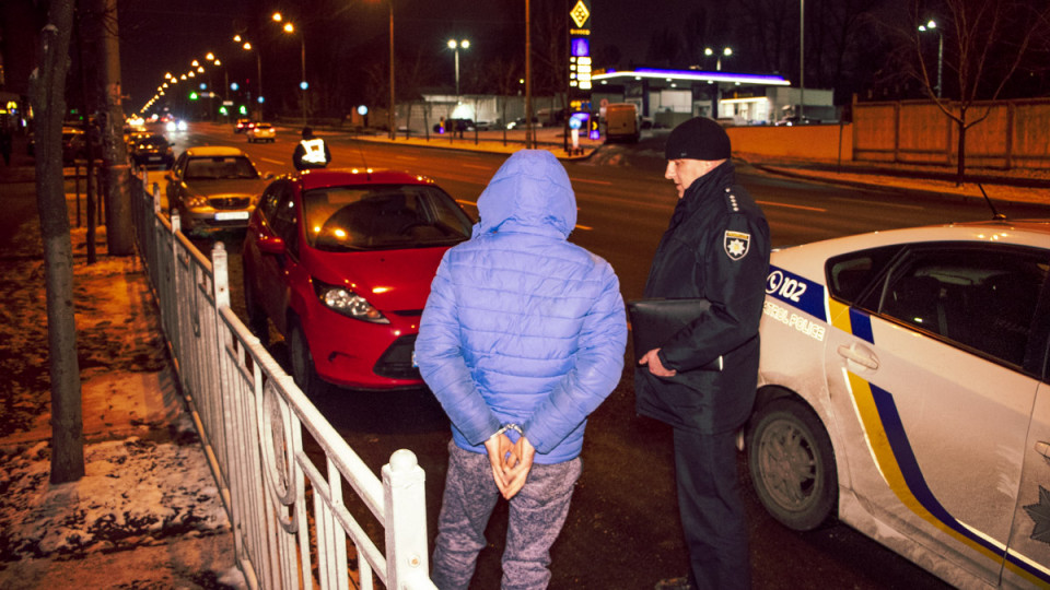 В Киеве мужчину тяжело ранили из-за парковки: подробности