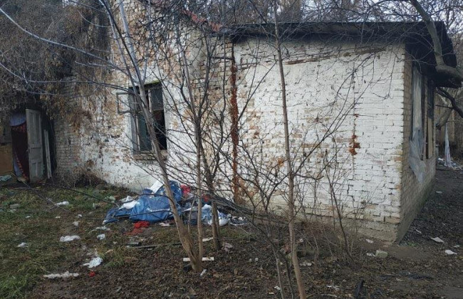 У столиці родина з маленькими дітьми оселилася у покинутому будинку: фото