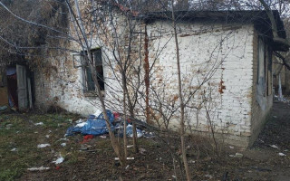 У столиці родина з маленькими дітьми оселилася у покинутому будинку: фото