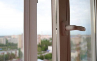 Розбилась насмерть: жінка випала із вікна столичної багатоповерхівки
