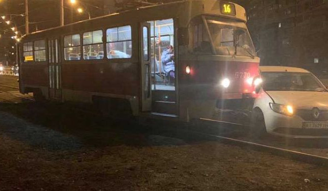 В Киеве водитель такси «не заметил» трамвай