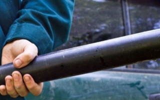 Бил трубой: в Харькове водитель троллейбуса напал на пассажиров