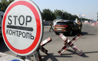 Контрафакт на чверть мільйона: на Донеччині затримали машини, повні сигарет