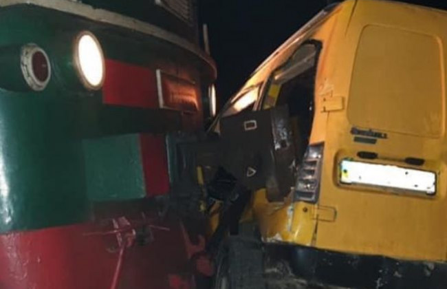 Спасли за минуты до трагедии: на Прикарпатье машина застряла на железнодорожных путях