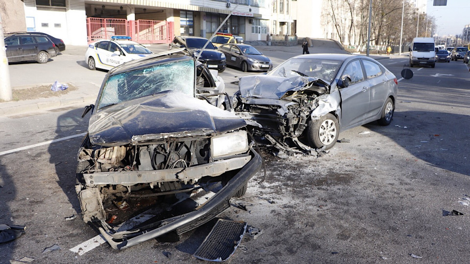 Масштабна аварія у столиці: водій Mercedes загинув на місці, відео