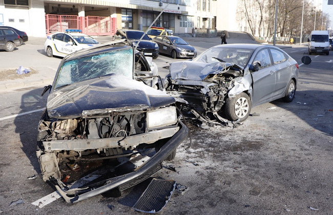 Масштабна аварія у столиці: водій Mercedes загинув на місці, відео