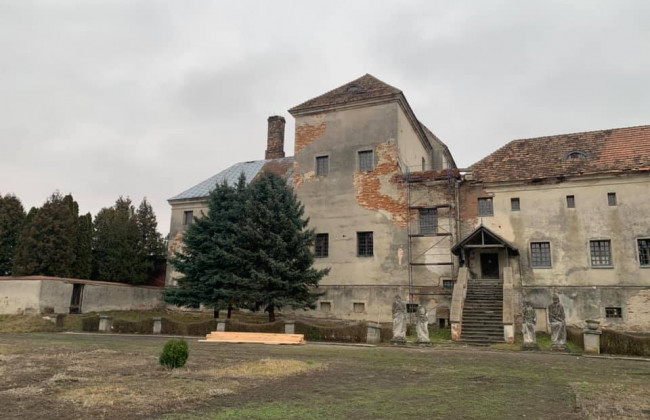 На Львівщині обвалився дах старовинного замку: фото