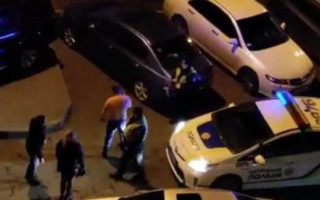 Бил машину и бросался на людей: киевлян напугал неадекват