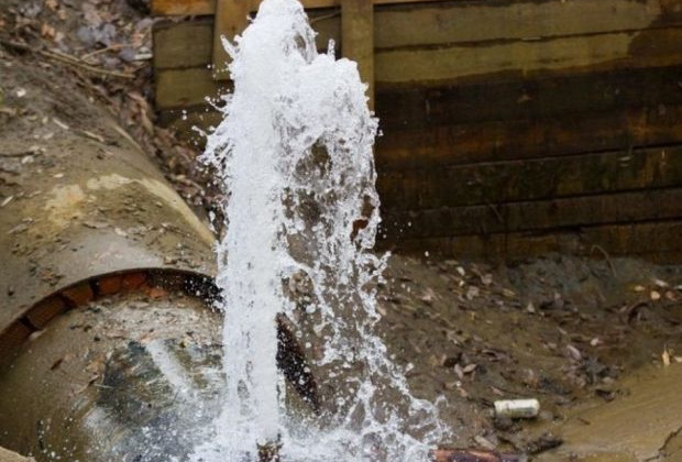 Забил зимний «фонтан»: в Киеве посреди улицы прорвало трубу, видео