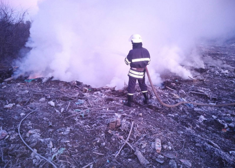 Під Києвом спалахнула потужна пожежа на сміттєзвалищі