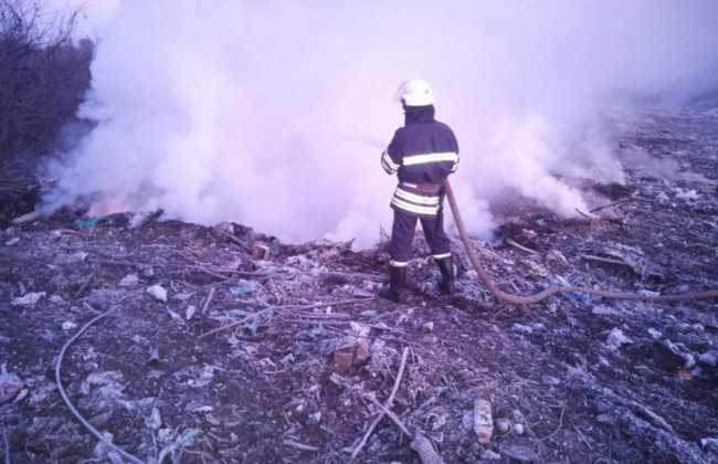 Під Києвом спалахнула потужна пожежа на сміттєзвалищі