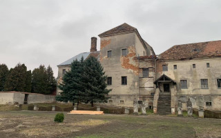На Львівщині обвалився дах старовинного замку: фото