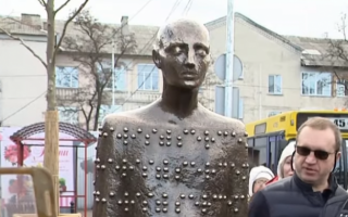 На Дарнице вандалы поиздевались над новым памятником: видео