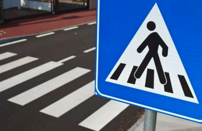 В Харькове автомобиль сбил девочку: скорая помощь забрала с улицы ребенка