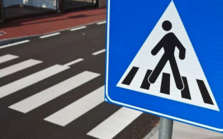 В Харькове автомобиль сбил девочку: скорая помощь забрала с улицы ребенка