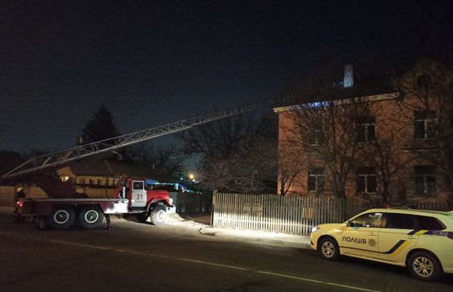 Під Києвом чоловік намагався зістрибнути з даху разом з донькою: фото