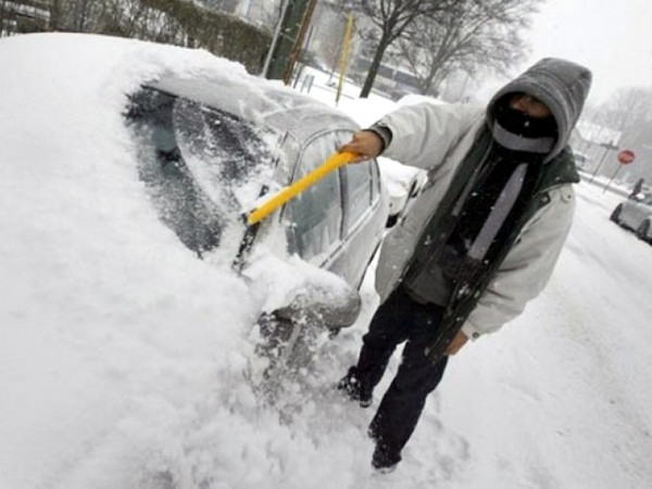 Водителям на заметку: чем лучше убирать снег с автомобиля