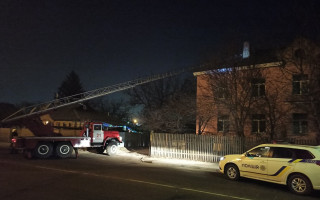 Під Києвом чоловік намагався зістрибнути з даху разом з донькою: фото