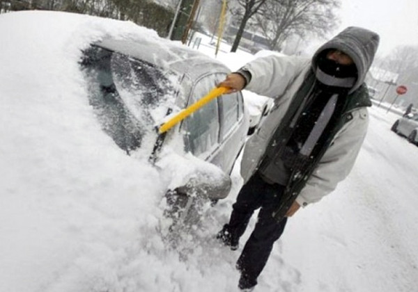 Водителям на заметку: чем лучше убирать снег с автомобиля