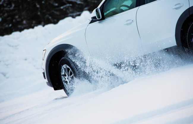 Водителям напомнили о правилах езды по снегу и гололеду